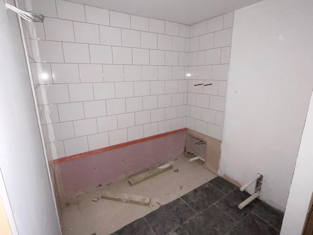Lot: 115 - TWO FLATS FOR COMPLETION - 